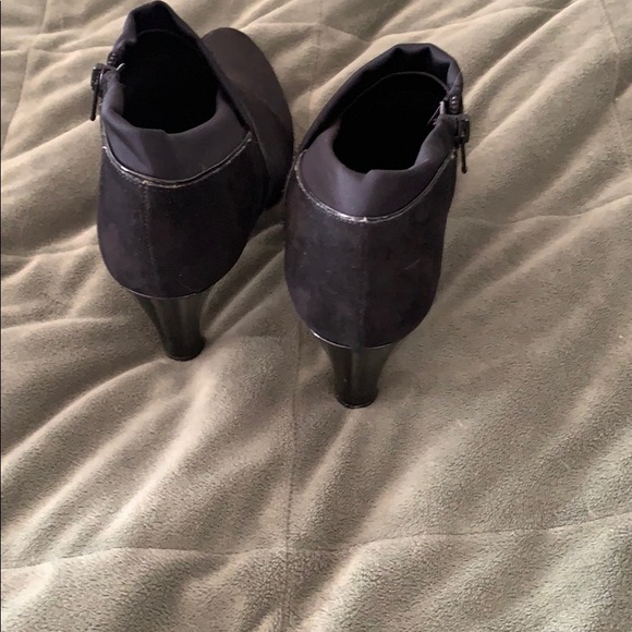 Bandolino black size 7 booties - Picture 4 of 4